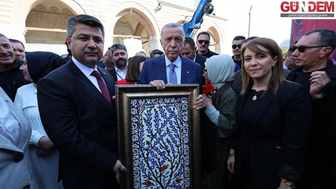 Hayat ağacı tablosu Cumhurbaşkanı Erdoğan'a takdim edildi