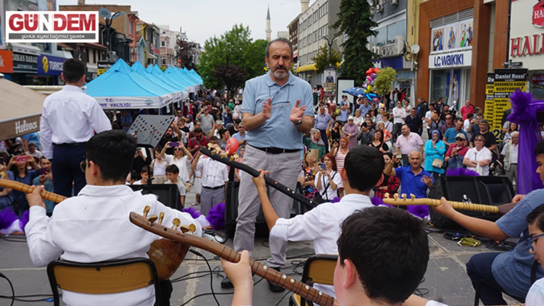 Hayat Boyu Öğrenme Haftası etkinliklerinde türkü şöleni