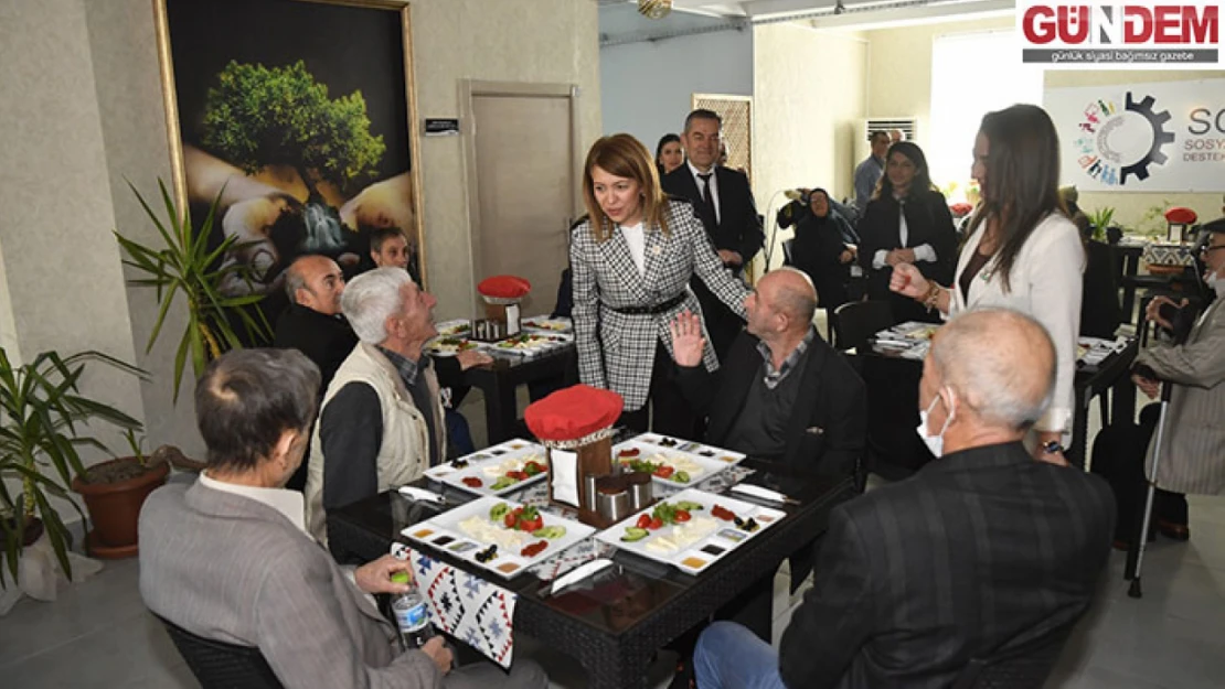 Huzurevi sakinleri geleneksel yaşlılar haftası kahvaltısında bir araya geldi