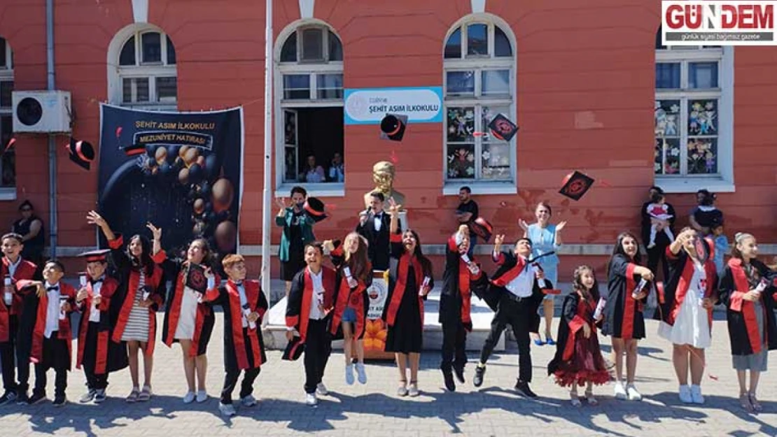İlkokul öğrencileri mezuniyet sevinci yaşadı