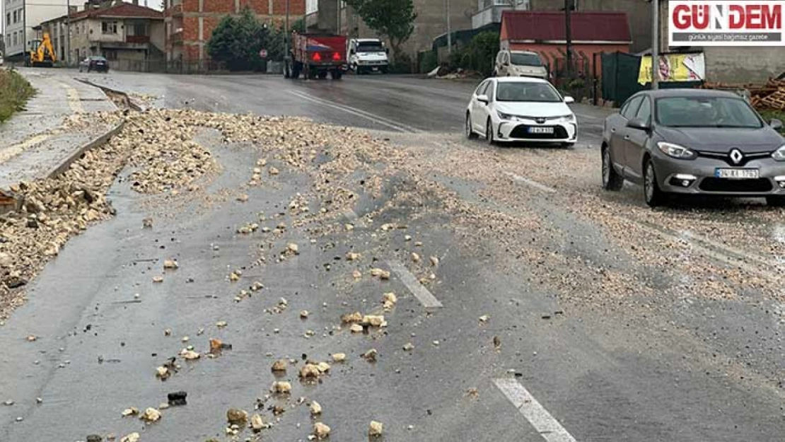 Işıklandırma Çalışması Sonrası Yola Dökülen Taşlar Trafiği Tehlikeye Sokuyor