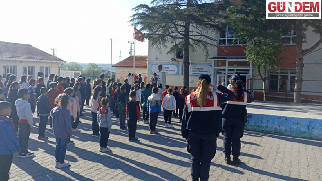 Jandarma ekipleri, çocuklara vatan sevgisini aşıladı