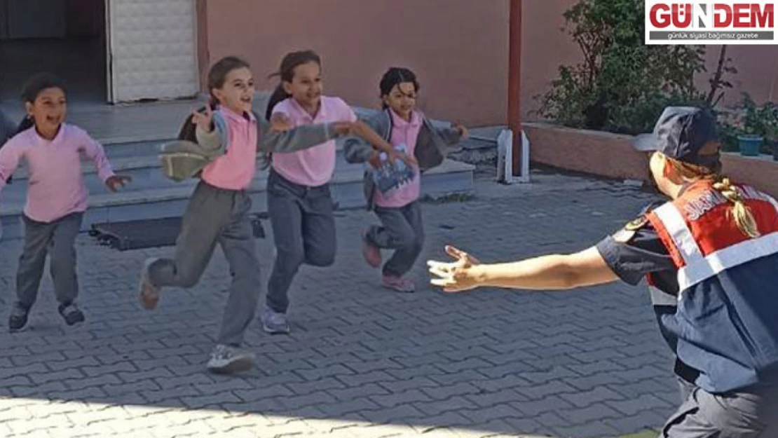 Jandarma ekipleri Kavacık Şehit Oğuz Yelken İlkokulunu ziyaret etti.