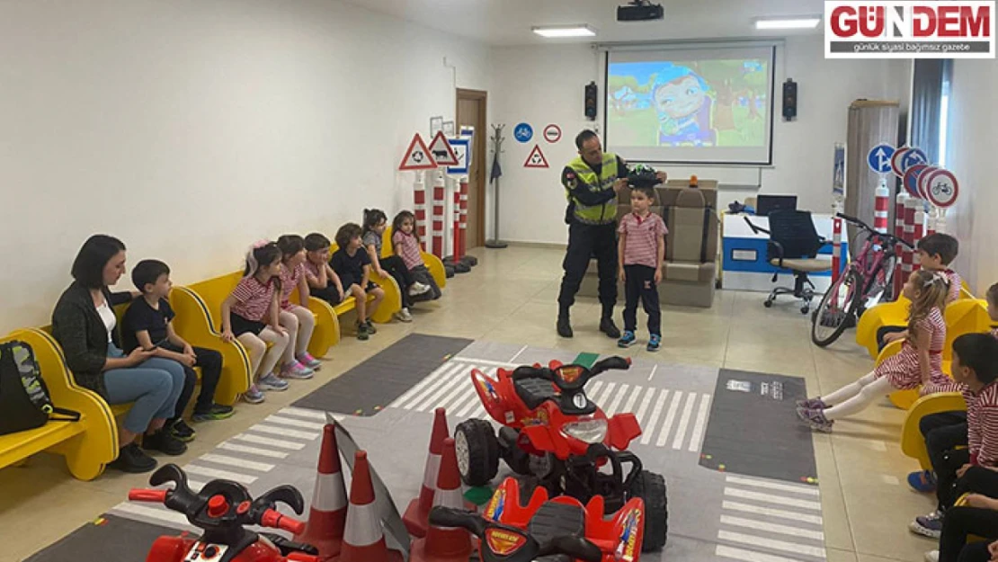 Jandarma ekipleri TED Edirne Koleji öğrencilerine temel trafik eğitimi verdi
