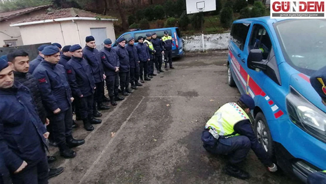 Jandarma ekiplerine uygulamalı kış lastiği eğitimi verildi