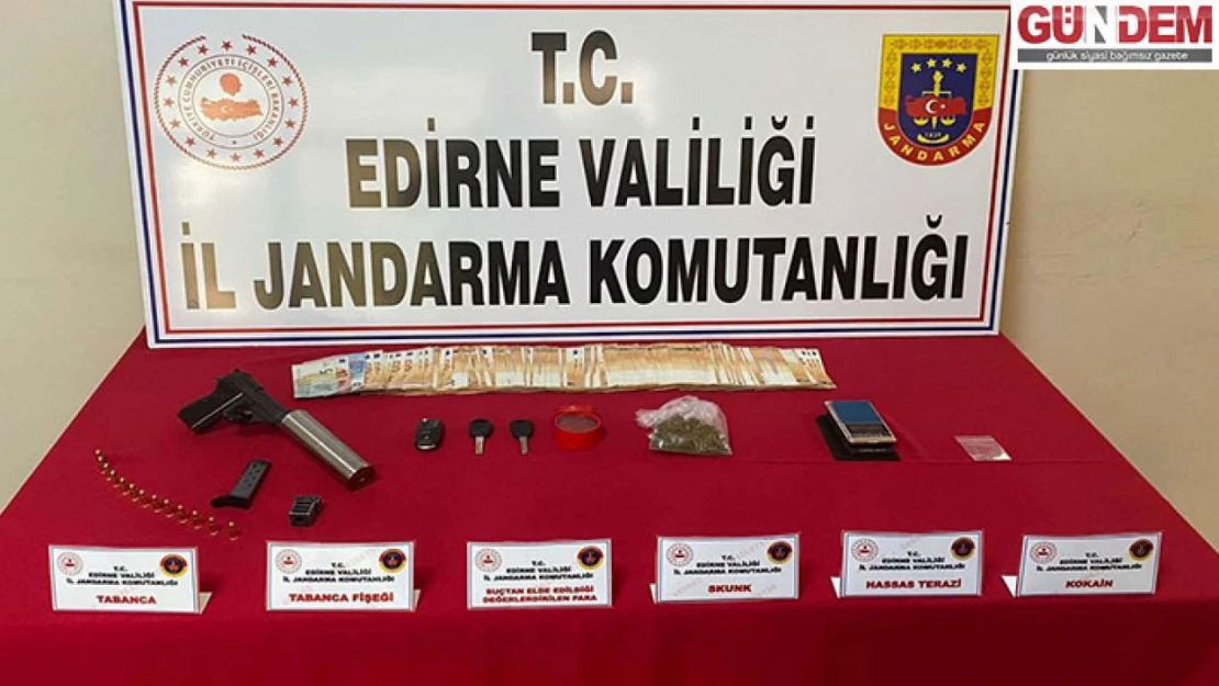 Jandarma'nın durdurduğu araçta tabanca ve uyuşturucu ele geçirildi