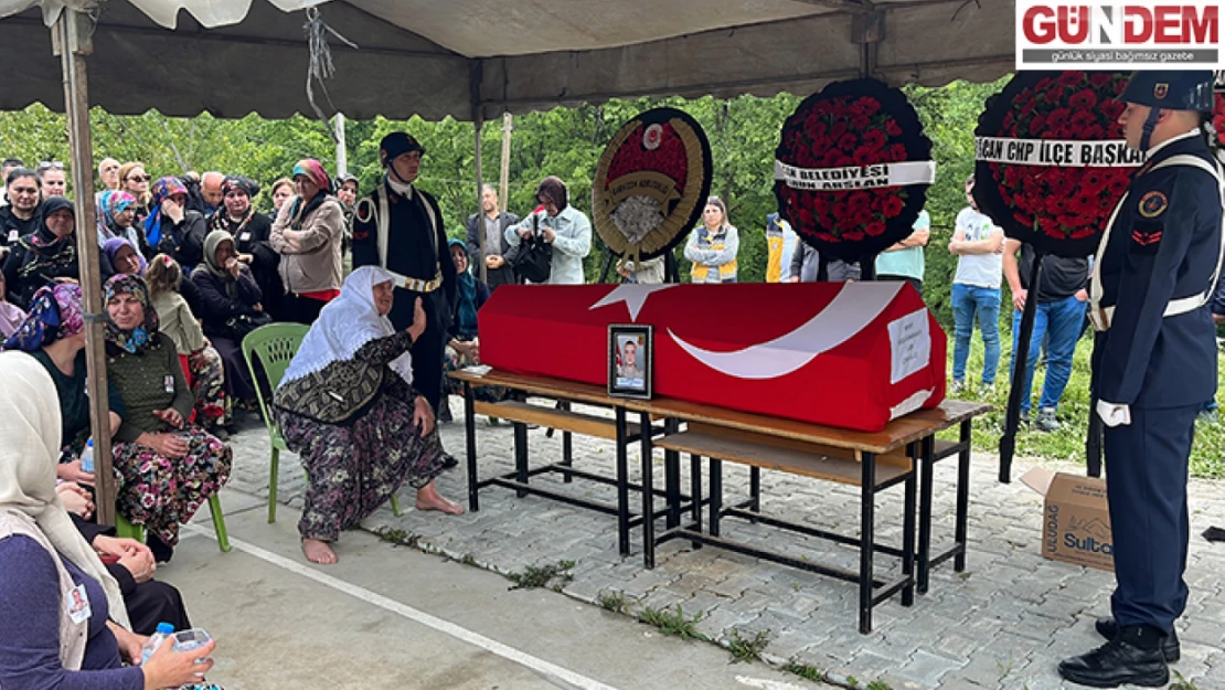 Kalp krizi sonucu hayatını kaybeden askerin cenazesi Çanakkale'de toprağa verildi