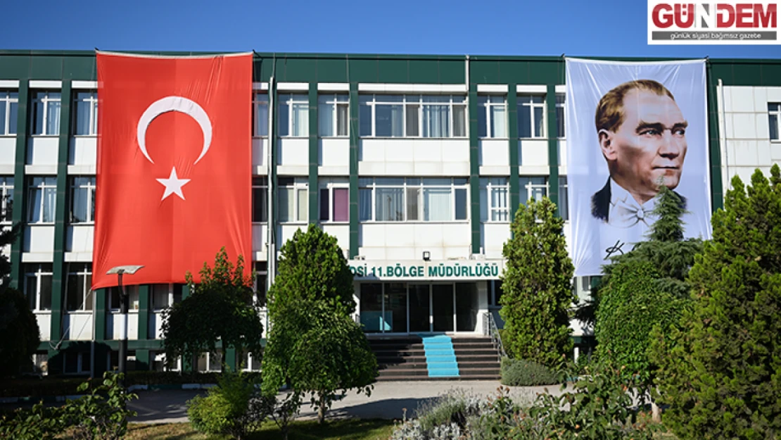 Kamu binalarına 'Terörsüz Türkiye'ye destek için Türk bayrağı asıldı