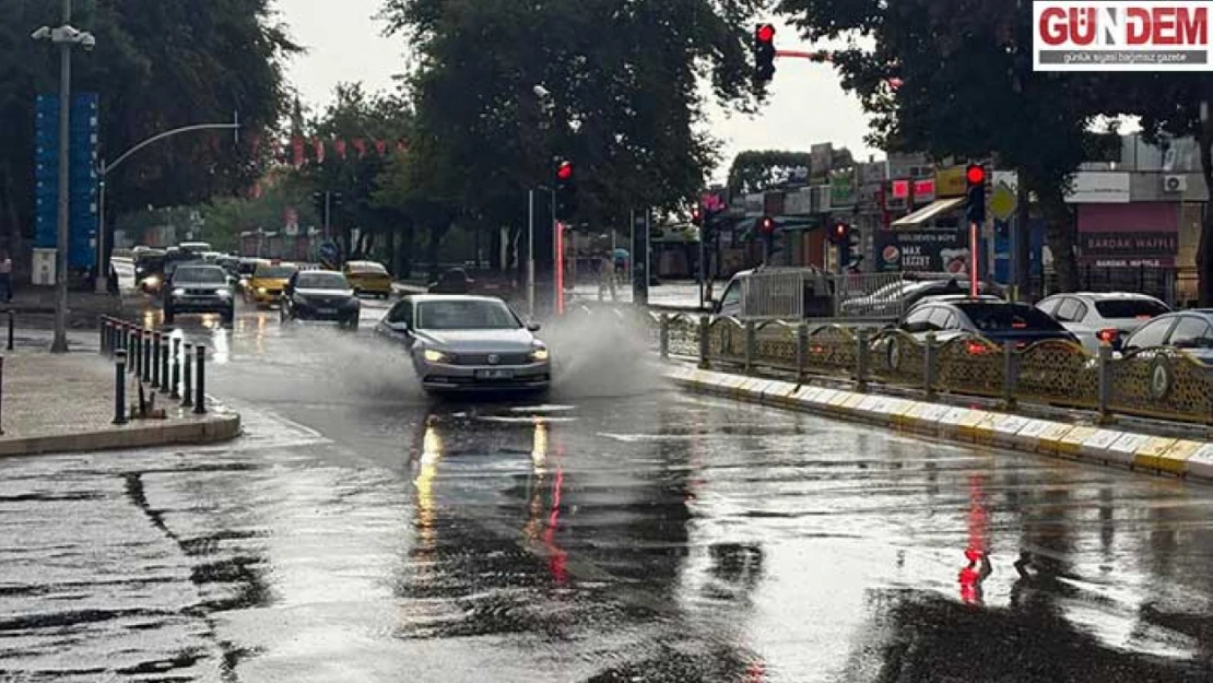 Kent göle döndü, yağmur suyu toplama kanalları yetersiz kaldı