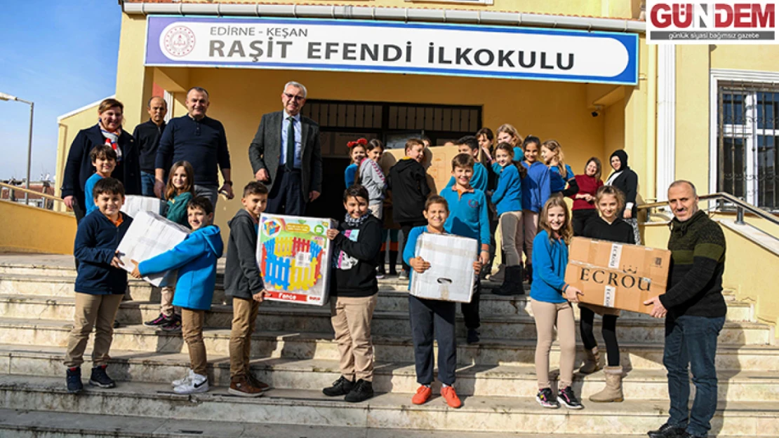 Keşan'da ilkokul öğrencileri, ihtiyaç sahipleri için kıyafet ve eşya bağışladı