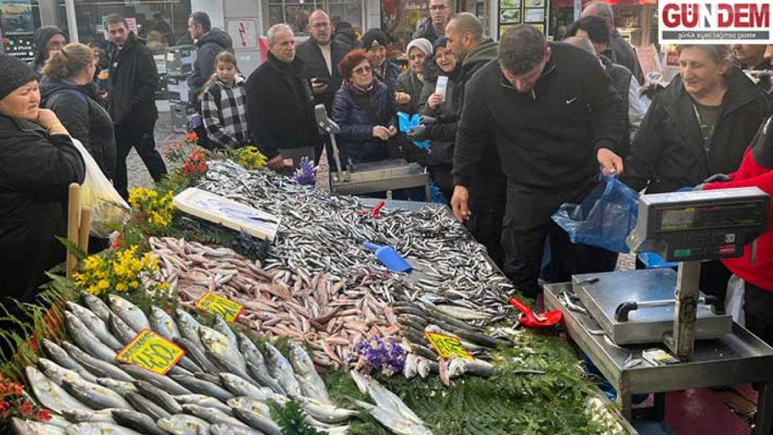 Kilosu 100 liraya düştü, 100 kasa hamsi saatler içinde tükendi