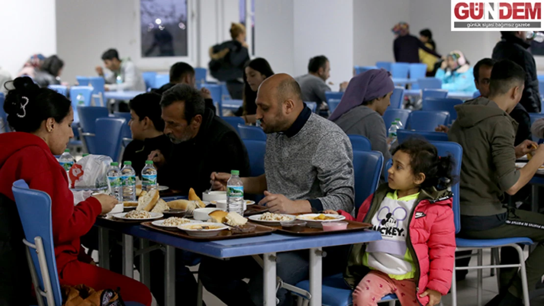 Kırklareli'nde öğrenci yurdunda misafir edilen depremzedeler ilk iftarlarını yaptı