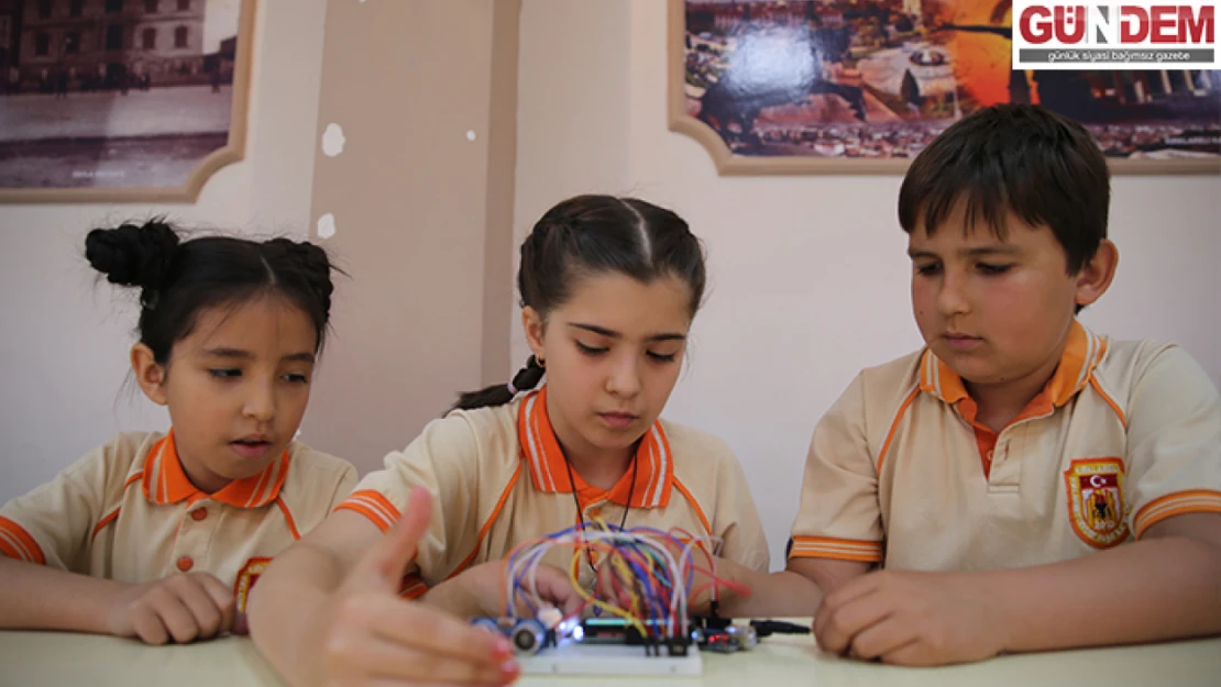 Köyde yaşayan çocuklar aldıkları eğitimle robot tasarladı