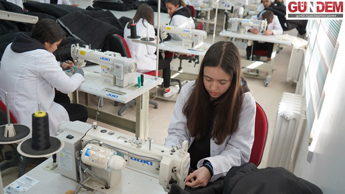 Meslek Lisesi'ndeki öğretmenler ve öğrenciler afetzedeler için uyku tulumu dikiyor