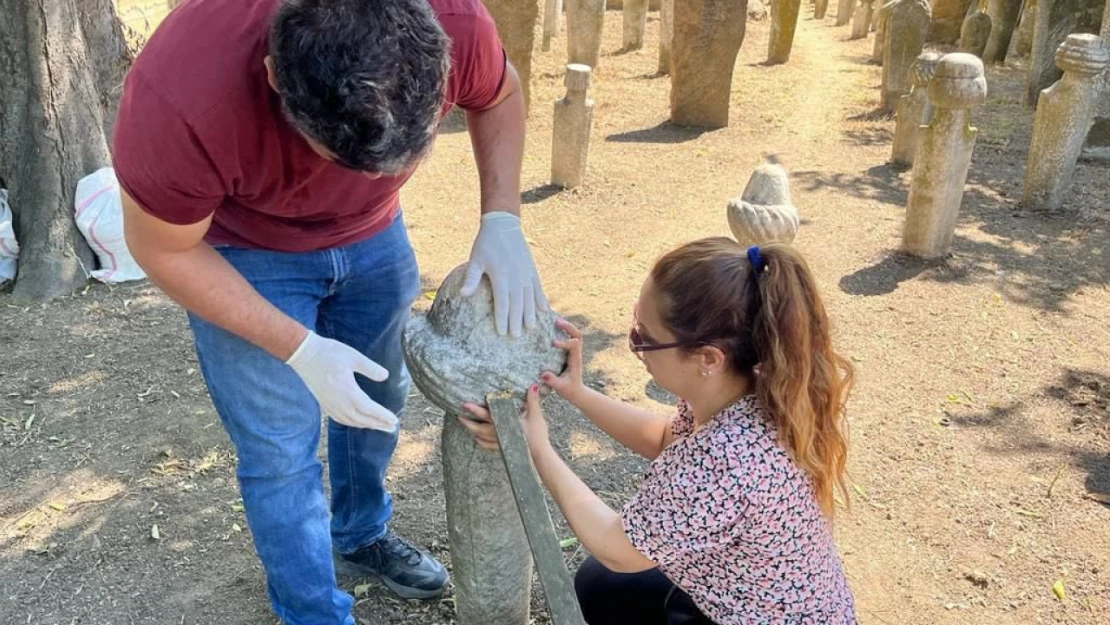 Mezar taşları aslına uygun onarıldı