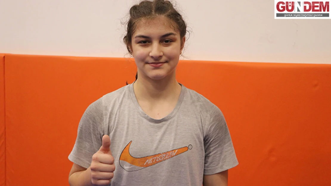 Milli güreşçi Özlem Sarıaslan, idolü Yasemin Adar Yiğit gibi zirveye çıkmak istiyor