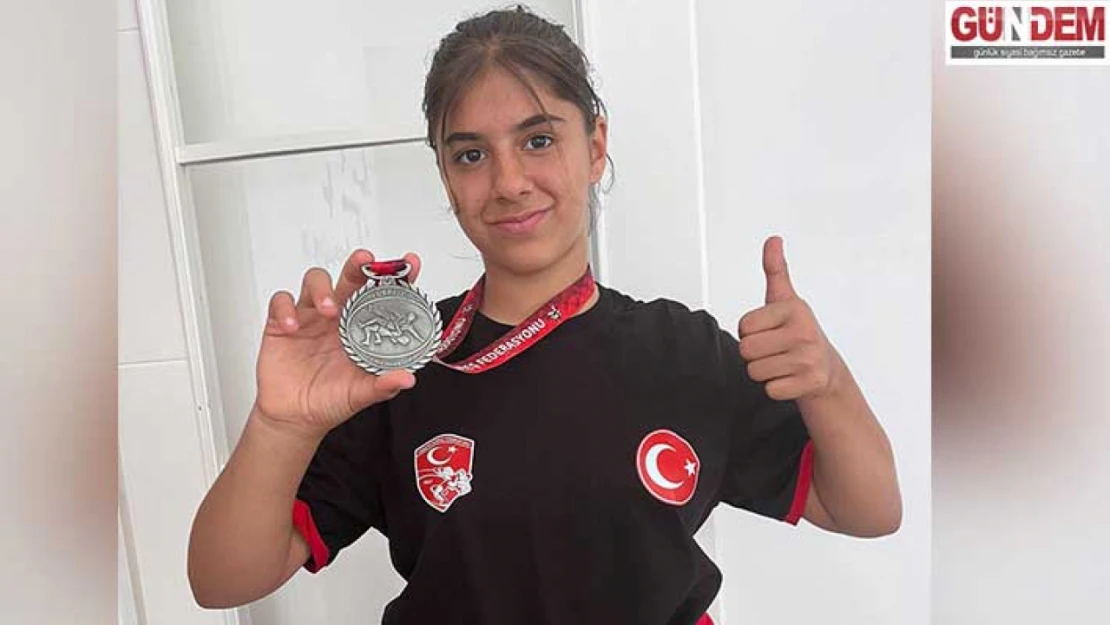 Minik güreşçi Damla Sheikhani Türkiye ikincisi oldu