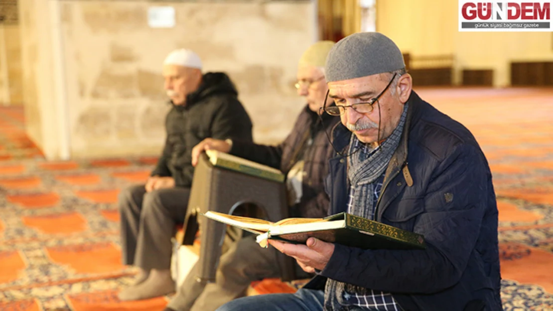 Mukabele geleneği Edirne'deki tarihi camilerde sürdürülüyor