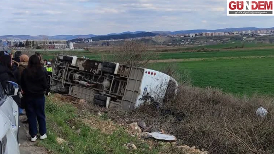 Öğrenci minibüsü devrildi