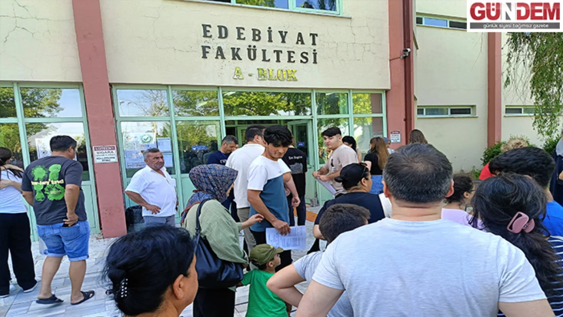 Öğrenciler sınavda üniversite hayalleri için ter döktüler
