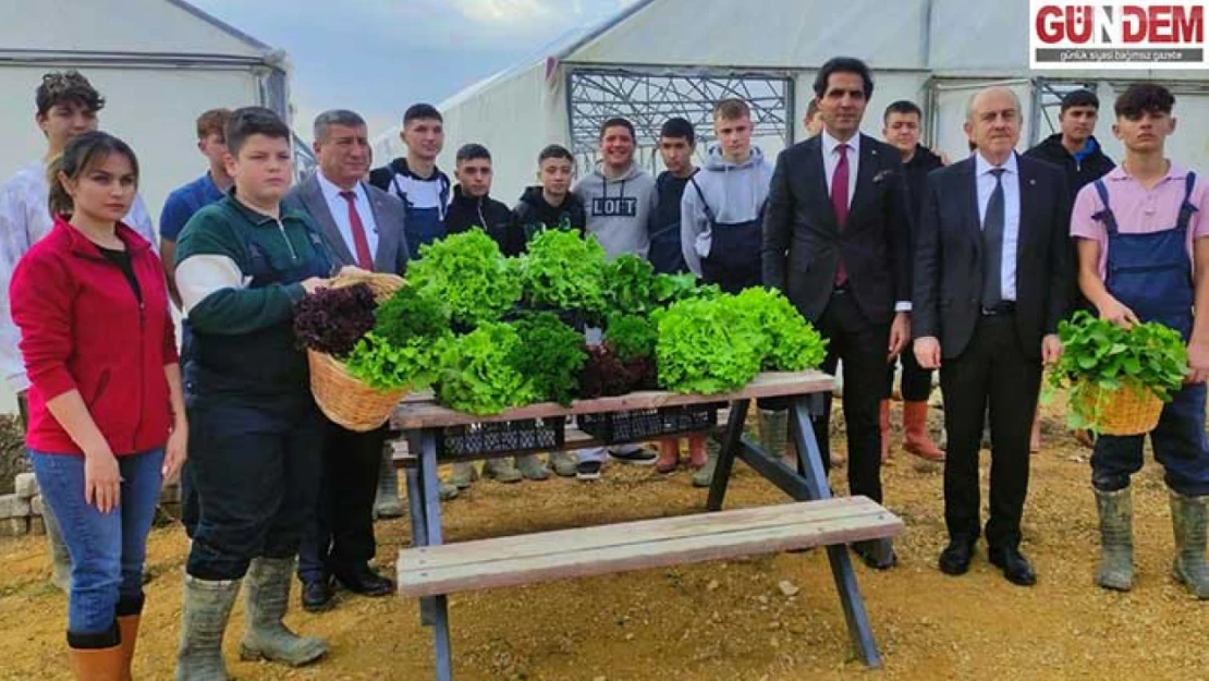 Öğrencilerin yetiştirdiği ürünler hasat edildi