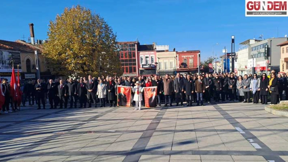 Öğretmenler günü kapsamında Atatürk anıtına çelenk bırakıldı