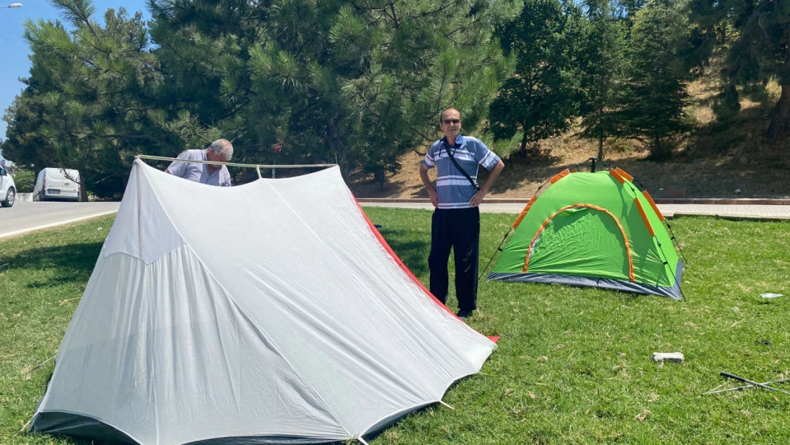 Otellerde yer bulamayan güreş severler ilk çadırları kurdu