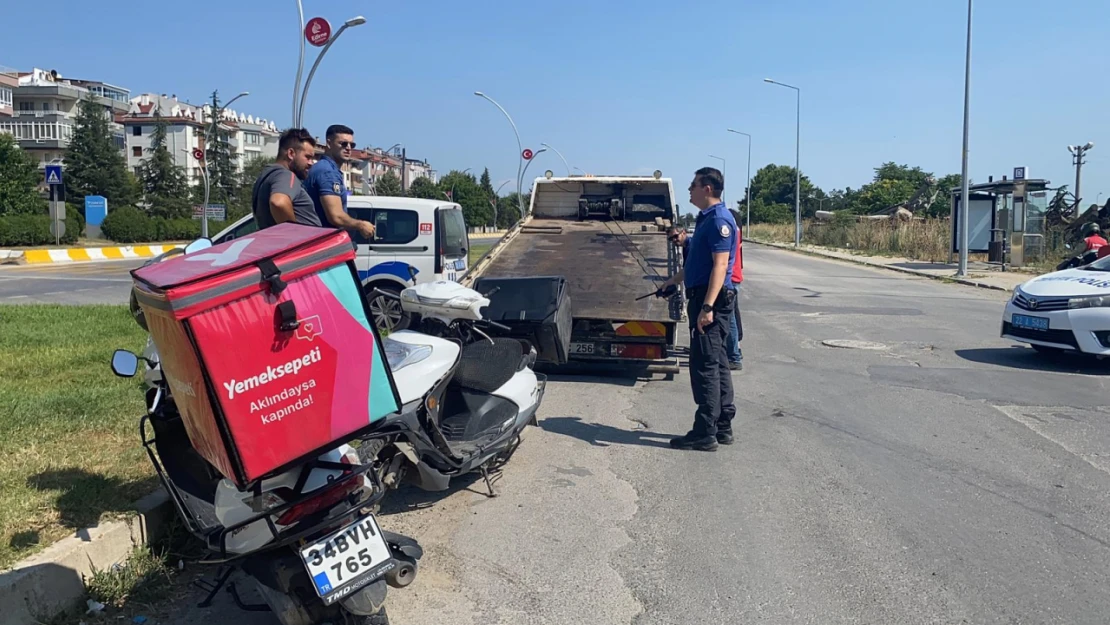 Otomobilin çarptığı motosiklet sürücüsü yaralandı