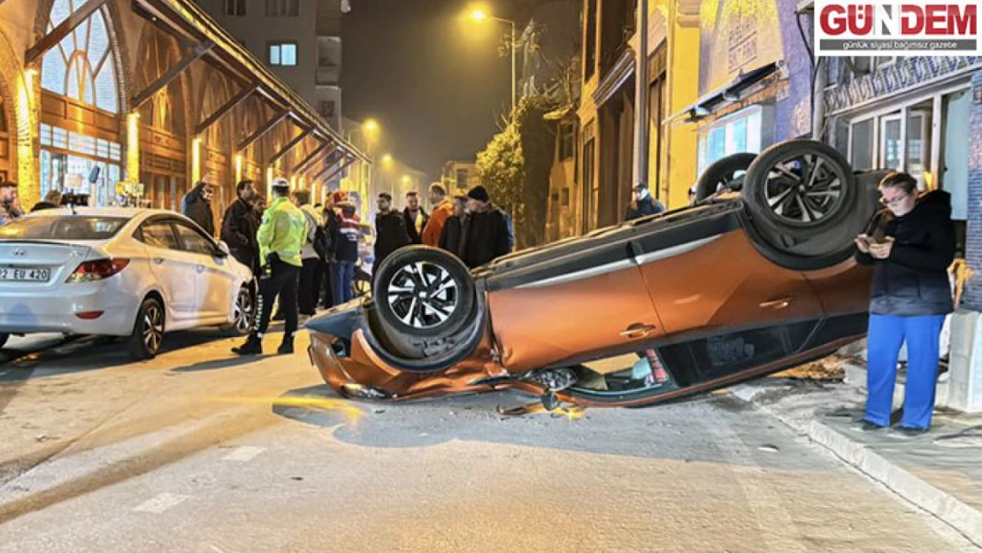 Otomobilin devrilmesi güvenlik kamerasına yansıdı