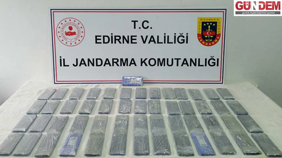 Otomobilinde kaçak cep telefonları ele geçirilen yabancı uyruklu gözaltına alındı