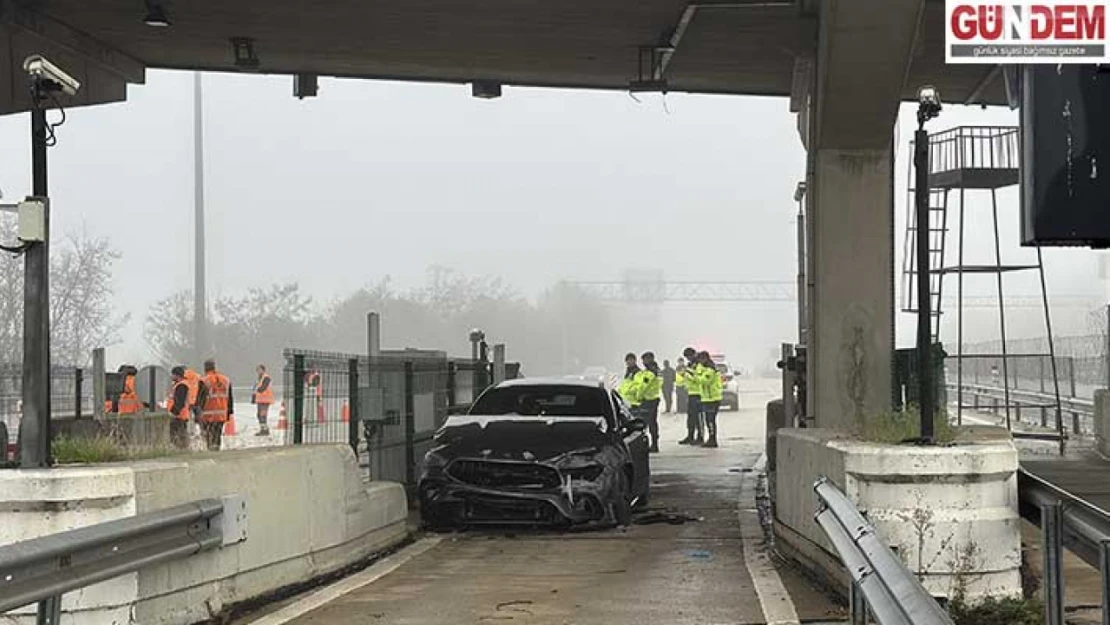 Otoyol gişelerinde bariyere çarpan otomobildeki 3 kişi yaralandı