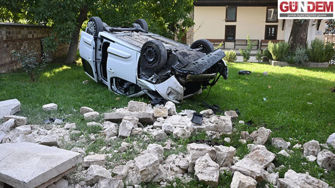Panelvan, polisten kaçarken cami bahçesine düştü