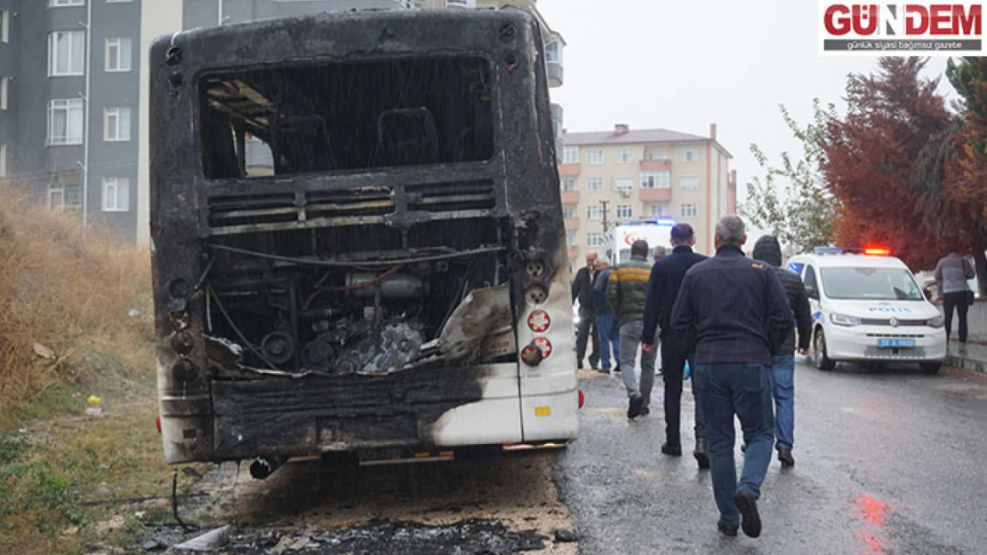 Park halindeki servis aracı alev aldı