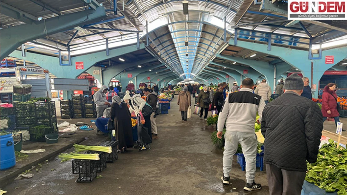 Pazartesi pazarı yoğun günlerinden birini geçirdi