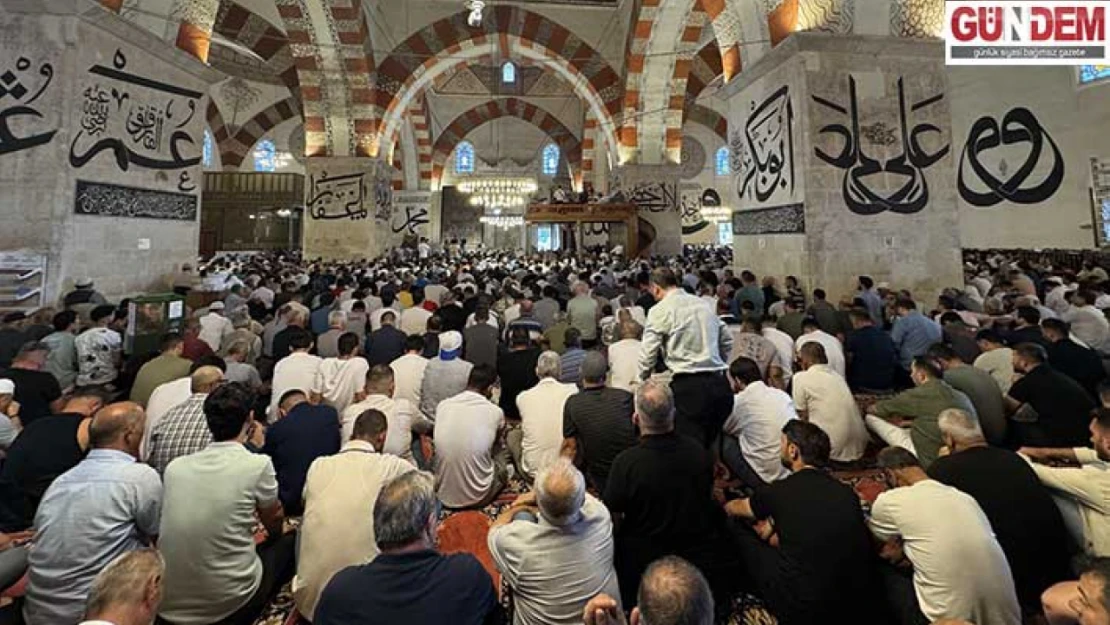 Pehlivanlar cuma namazını selatin camilerde kıldı