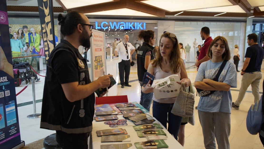 Polis ekipleri 'Uluslararası Uyuşturucu Kullanımı ve Kaçakçılığı ile Mücadele Günü' broşür dağıttı