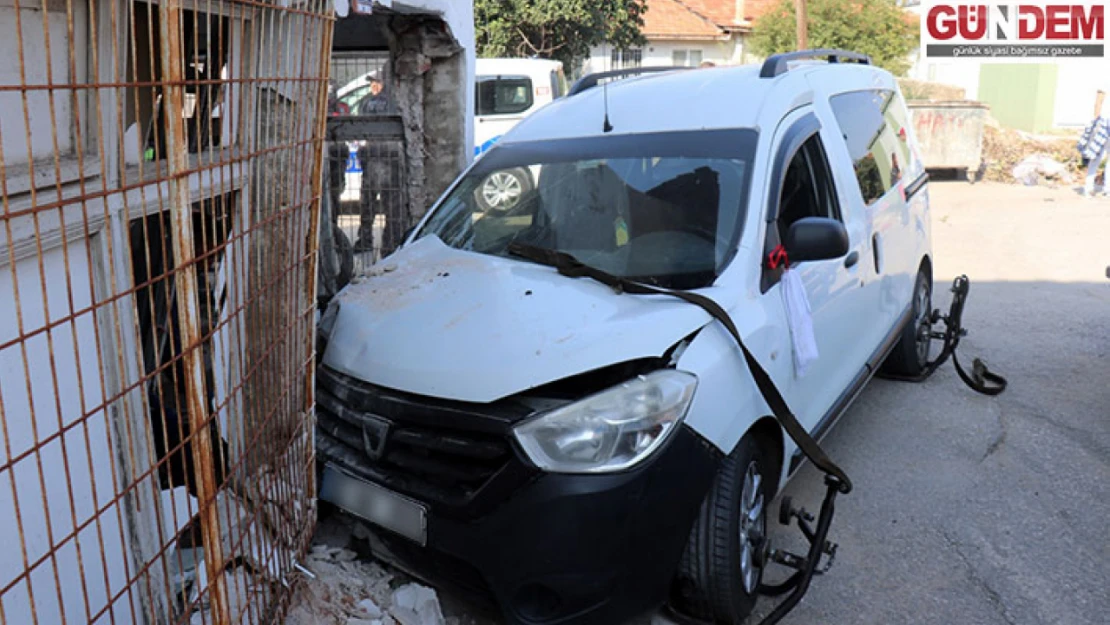 Polis ekiplerinin kovaladığı otomobil duvara çarparak durdu