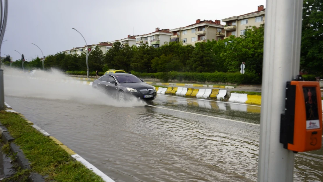 Sağanak hayatı felç etti, yollar kısa sürede göle döndü