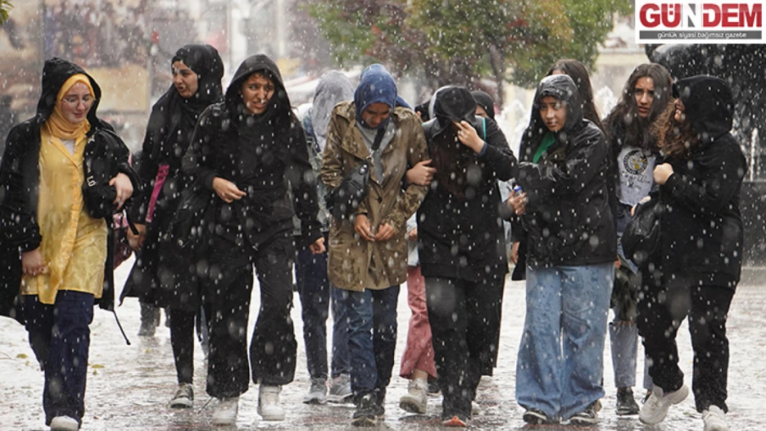 Sağanak hayatı olumsuz etkiledi, araçlar ilerlemekte güçlük çekti