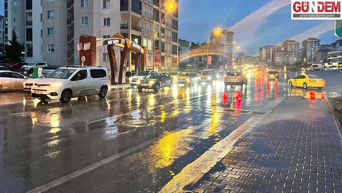 Sağanak trafikte aksamalara neden oldu