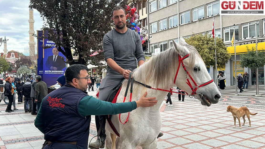 Saraçlarda beyaz atla gezen adamı vatandaşlar şaşkınlıkla izledi
