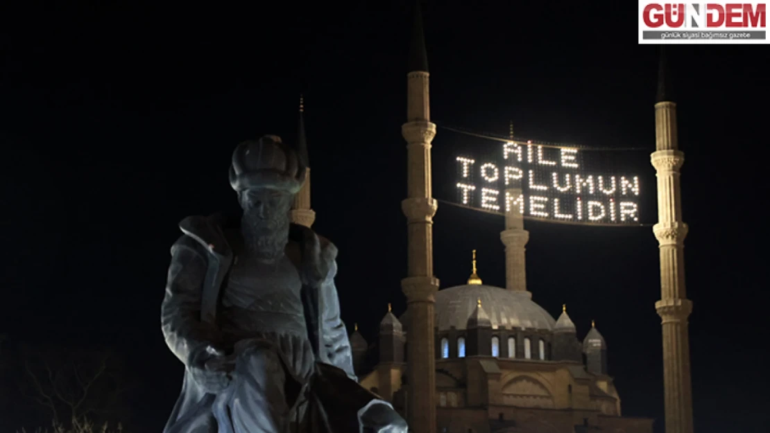 Selimiye Camisi'ne 'Aile toplumun temelidir' yazılı mahya asıldı