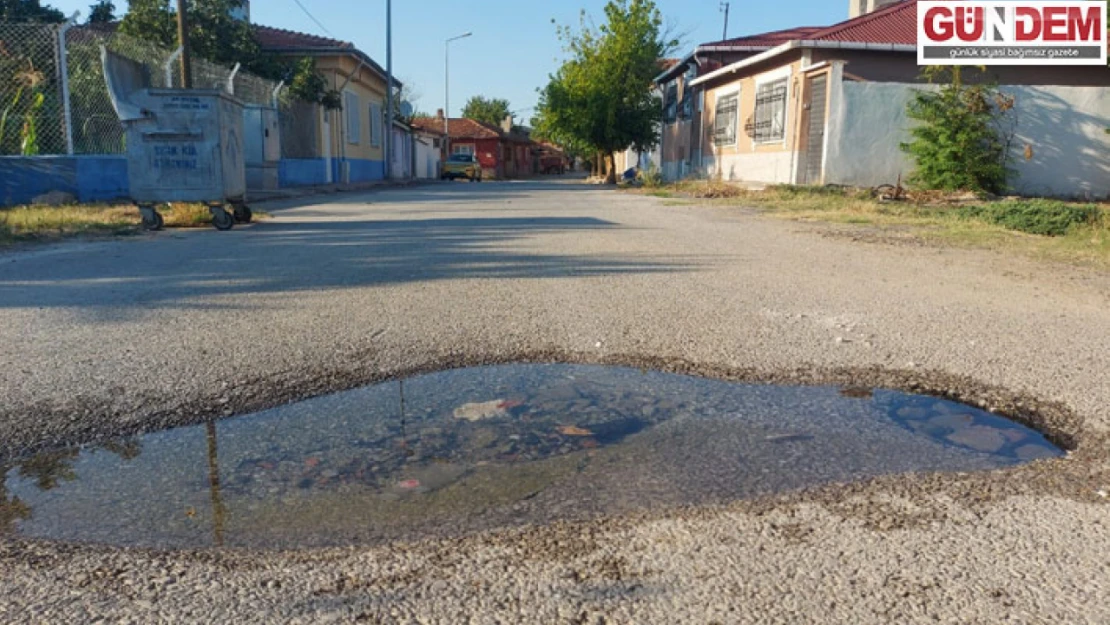 Su patlağı yolun çökmesine neden oldu