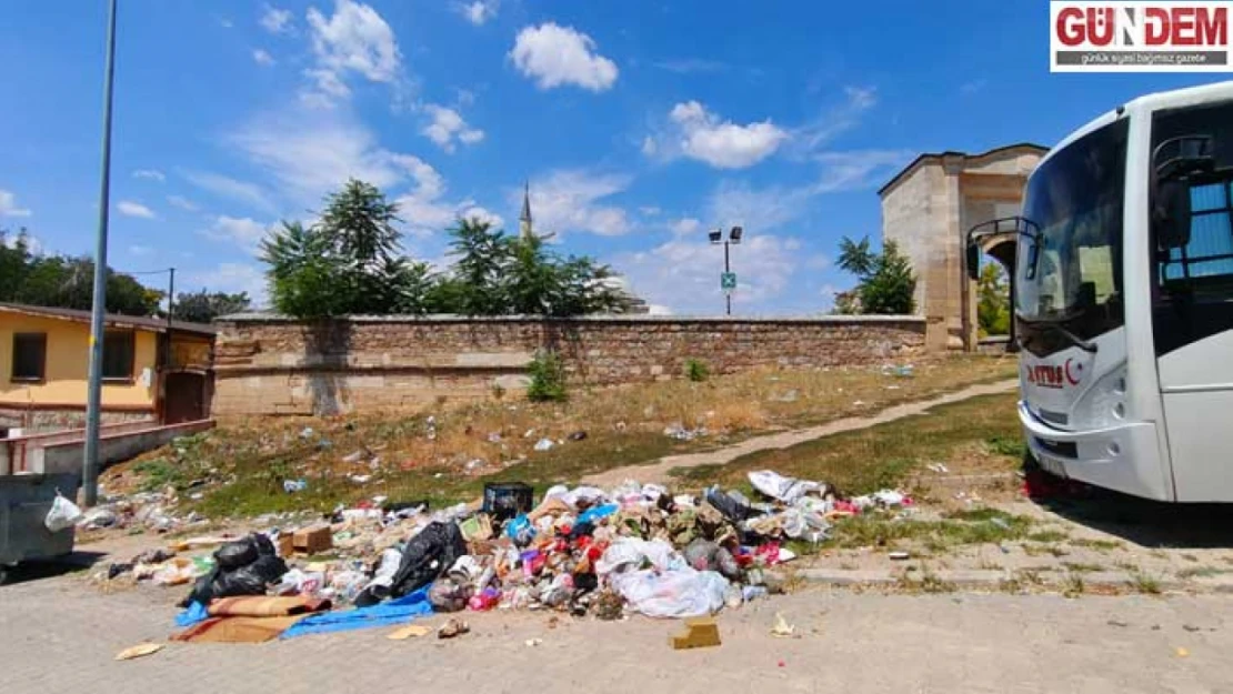 Tarihi Cami önünde çöp sorunu