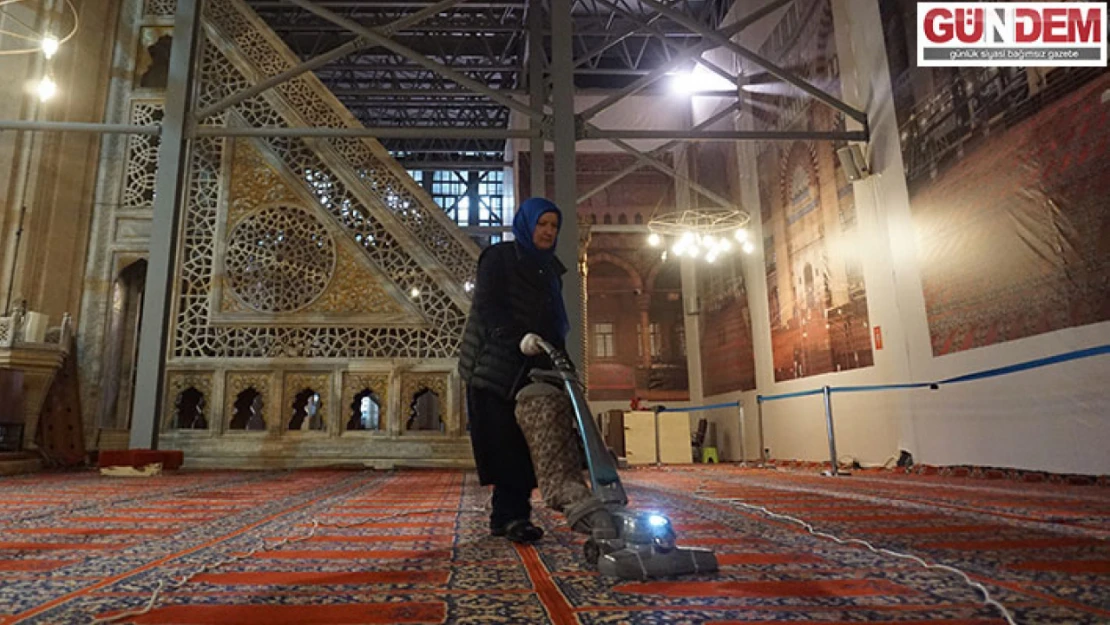 Tarihi camiler gül suyu ile temizlenerek Ramazan'a hazırlanıyor