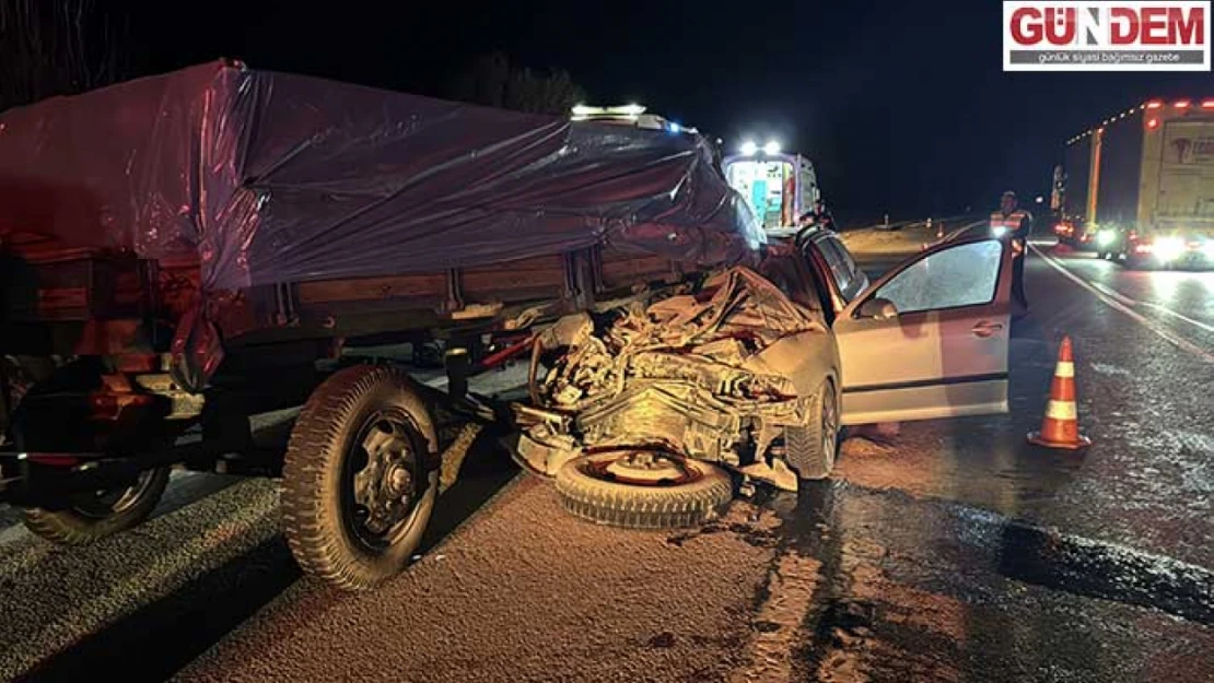 Traktörün römorkuna çarpan otomobilde 1 kişi öldü