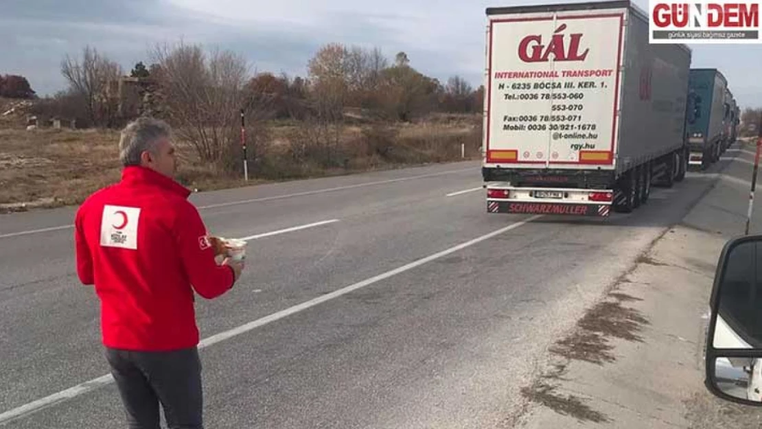 Türk Kızılay'ından tır şoförlerine sıcak çorba ikramı