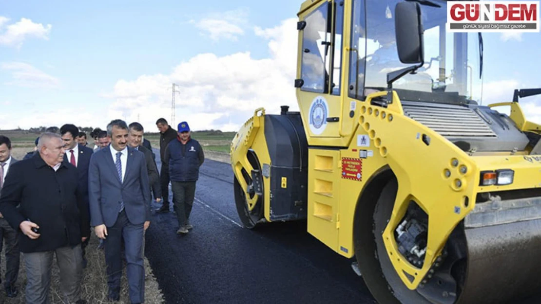 Vali Sezer sıcak asfalt atılan köy yollarını inceledi