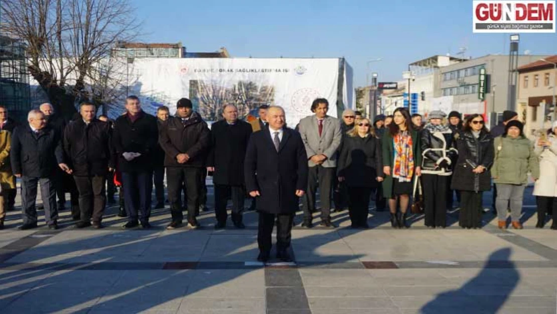 Vergi haftası nedeniyle Atatürk anıtına çelenk bırakıldı