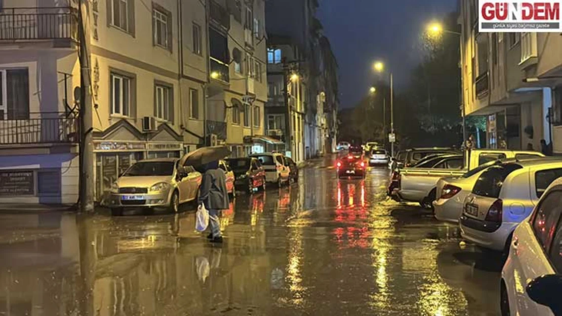 Yağış nedeniyle bazı cadde ve sokaklarda yer yer su birikintileri oluştu